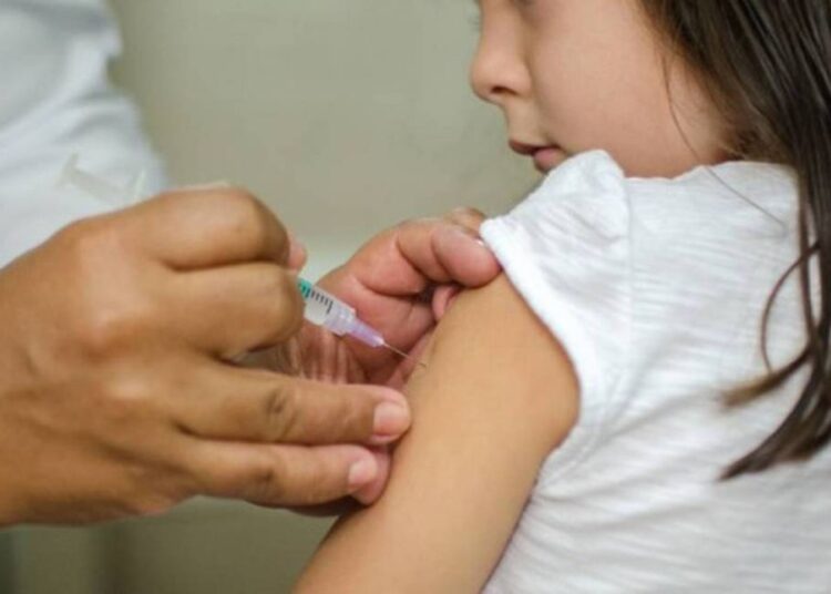 Saúde vacina crianças com idade entre 6 meses e 3 anos incompletos contra Covid-19 neste sábado